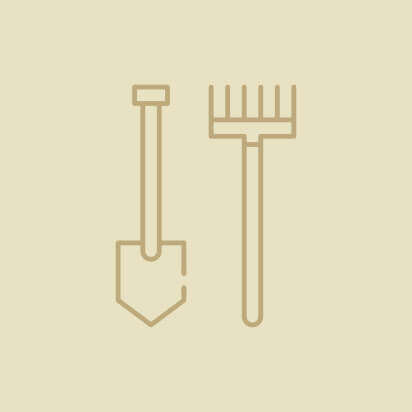 Eine einfache Grafik zeigt einen Spaten und eine Harke in minimalistischem Design auf hellem Hintergrund.